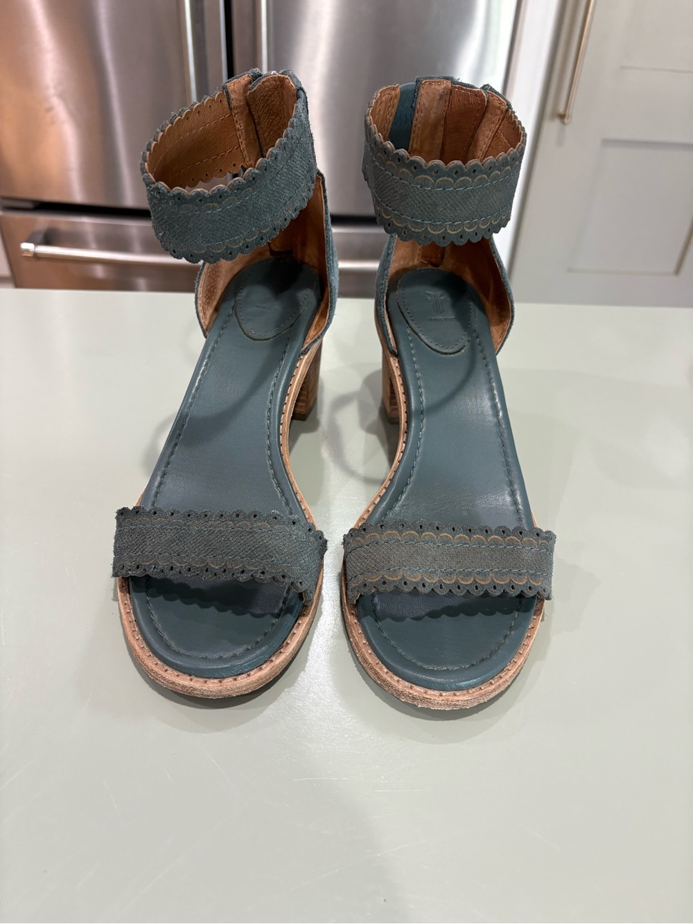 Frye Brielle Scalloped zip back sandal